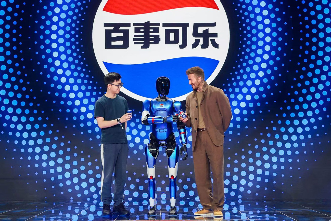 亿万二八机器人携手百事中国共创“百事蓝宝” 共燃渴望新章
